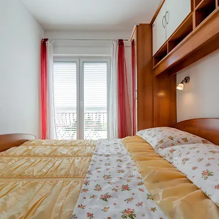 Tafra Apartment *